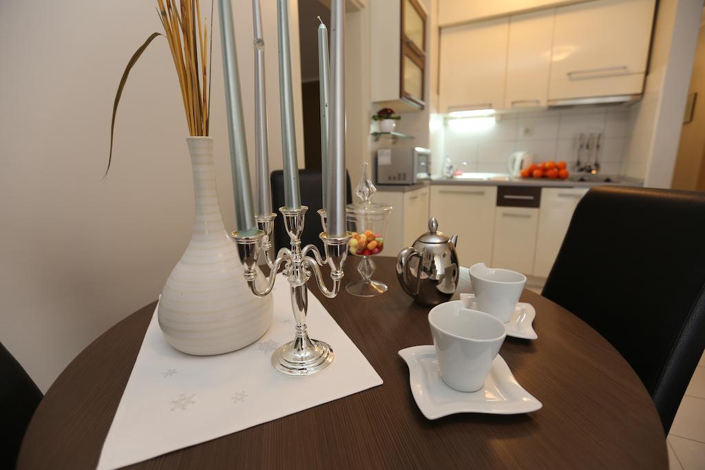 פודסטראנה Apartments Lavica Beach Dumicic מראה חיצוני תמונה